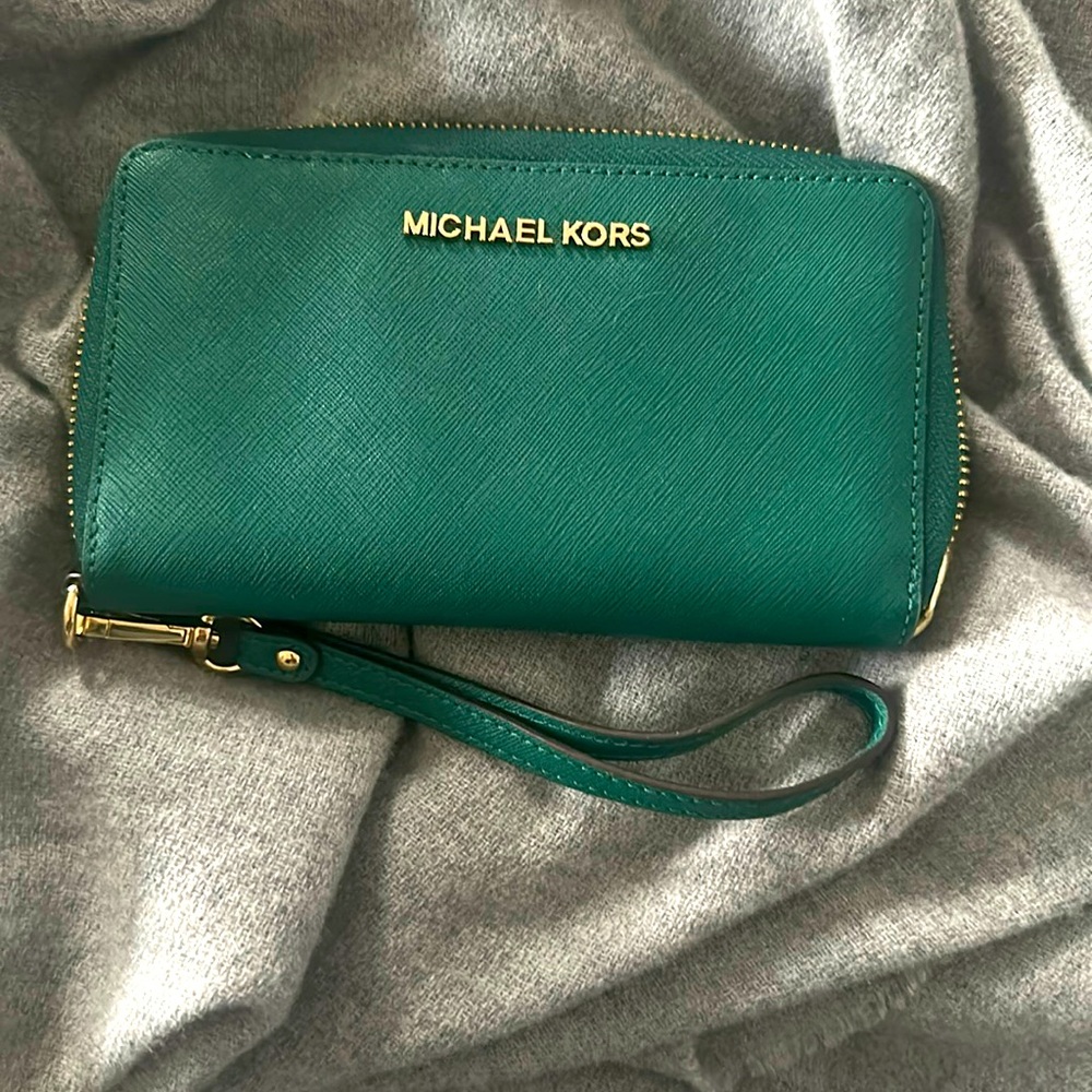 Green wristlet
